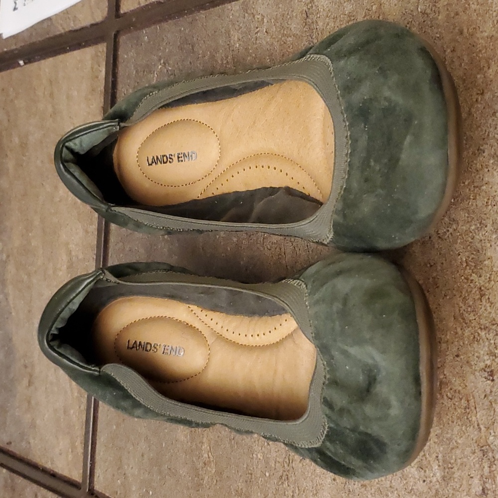 CURATED BY RUA'H KIBRIYA: Green Suede Skimmers 11 NWOT‎